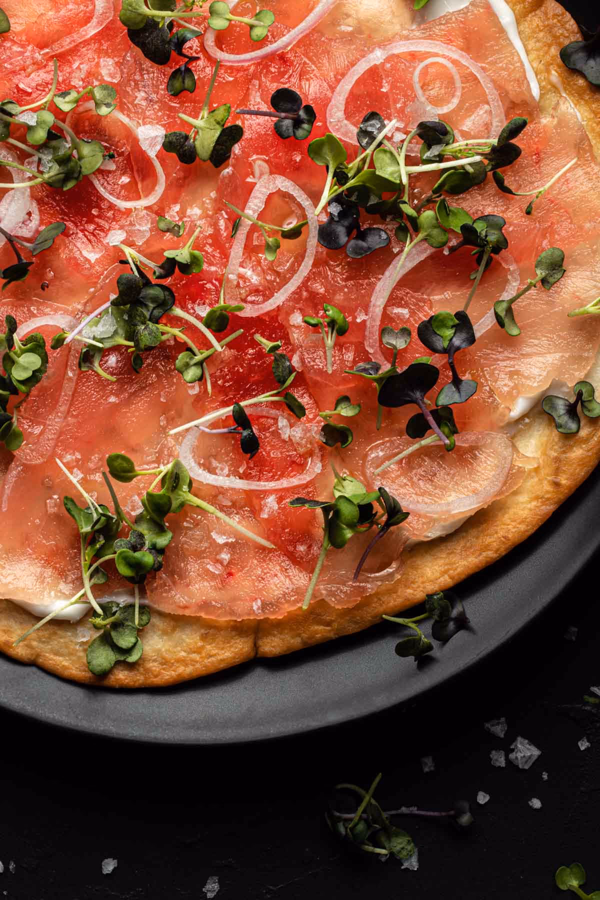 How do you make a tuna pizza?