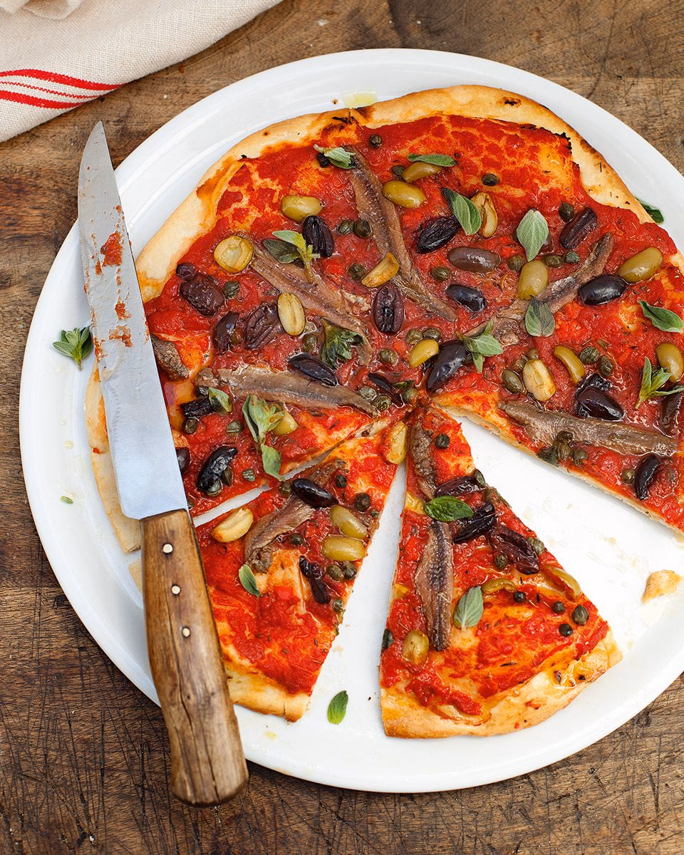 How do you cook a pizza with anchovies?