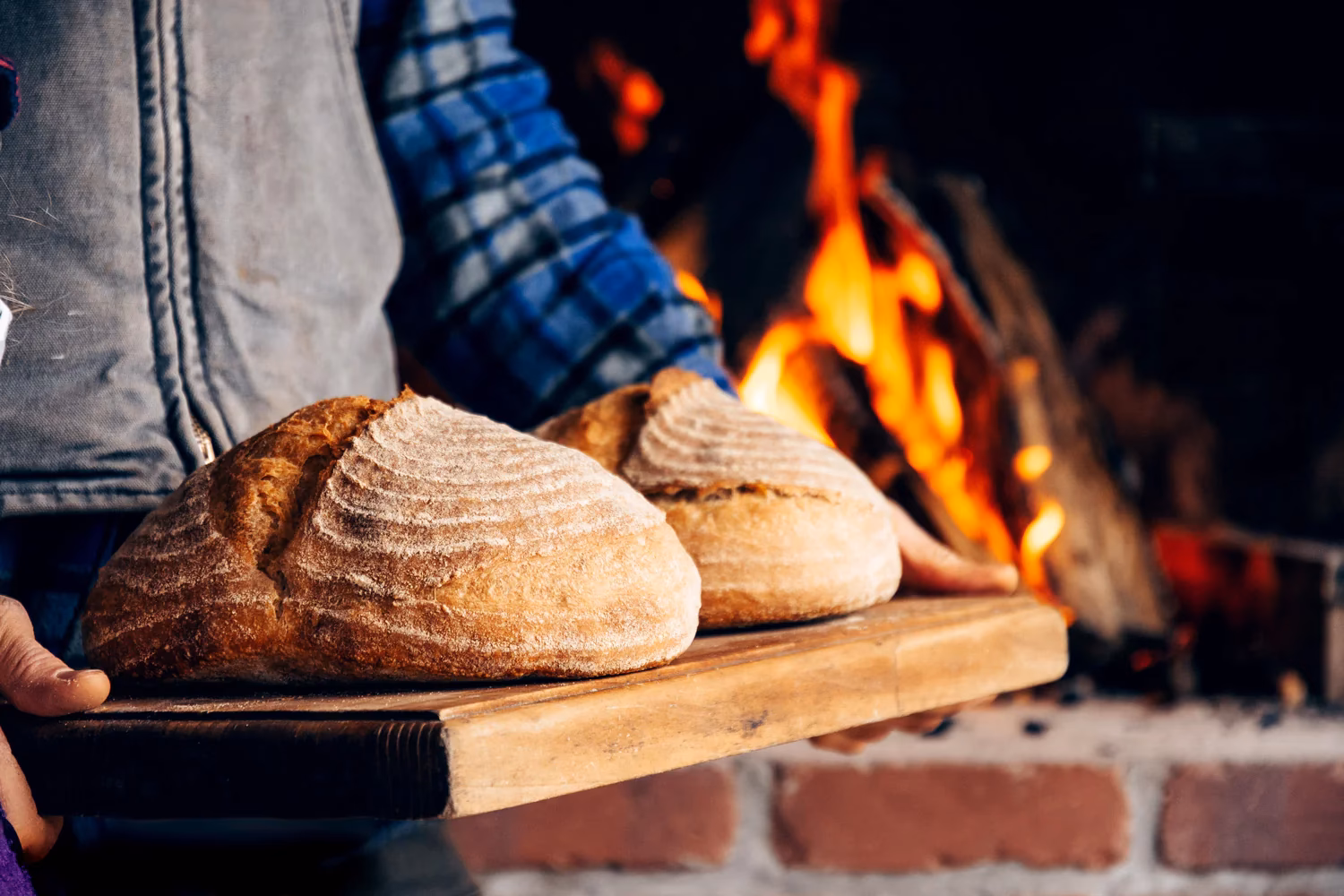 How long do you cook bread in a pizza oven?