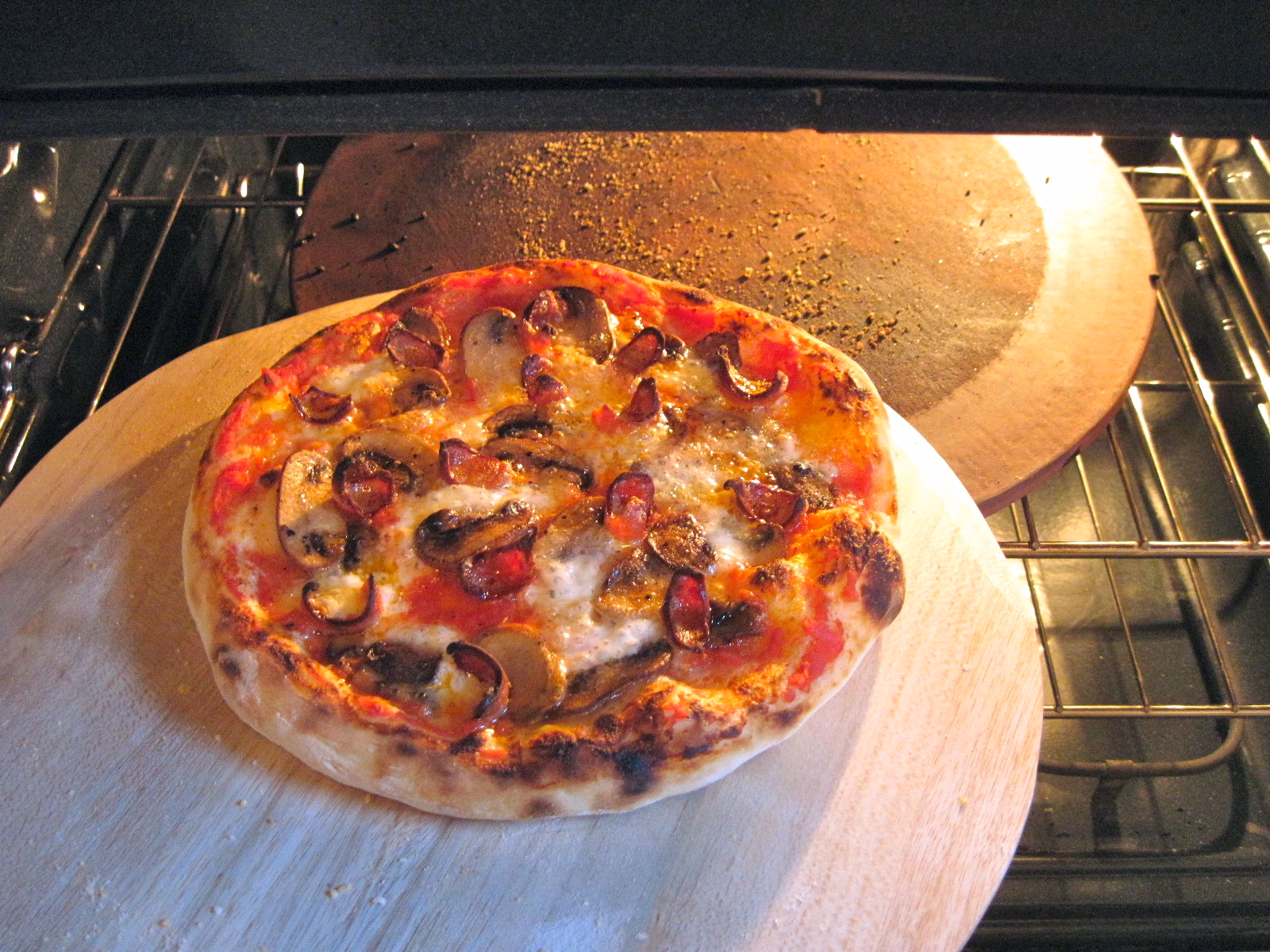 What temperature is a Neapolitan pizza baked at?