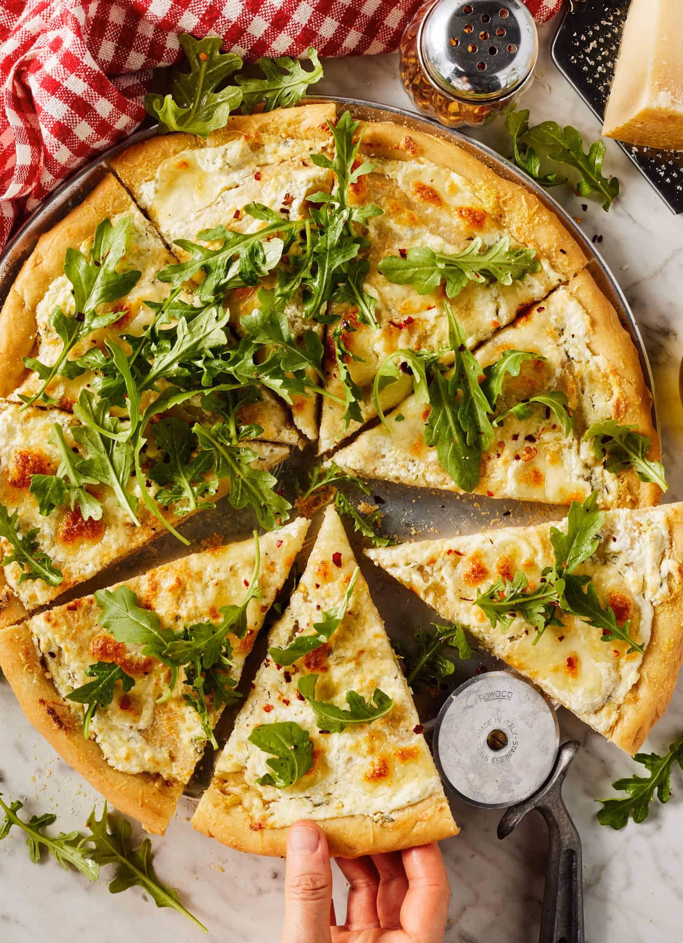 How do you make prosciutto pizza with garlic bechamel?