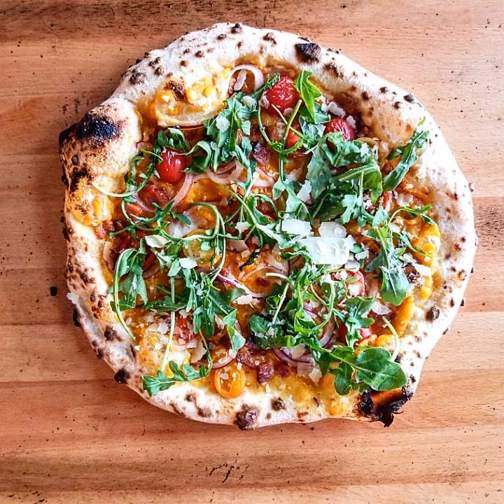 What does cornicione mean on a Neapolitan pizza?