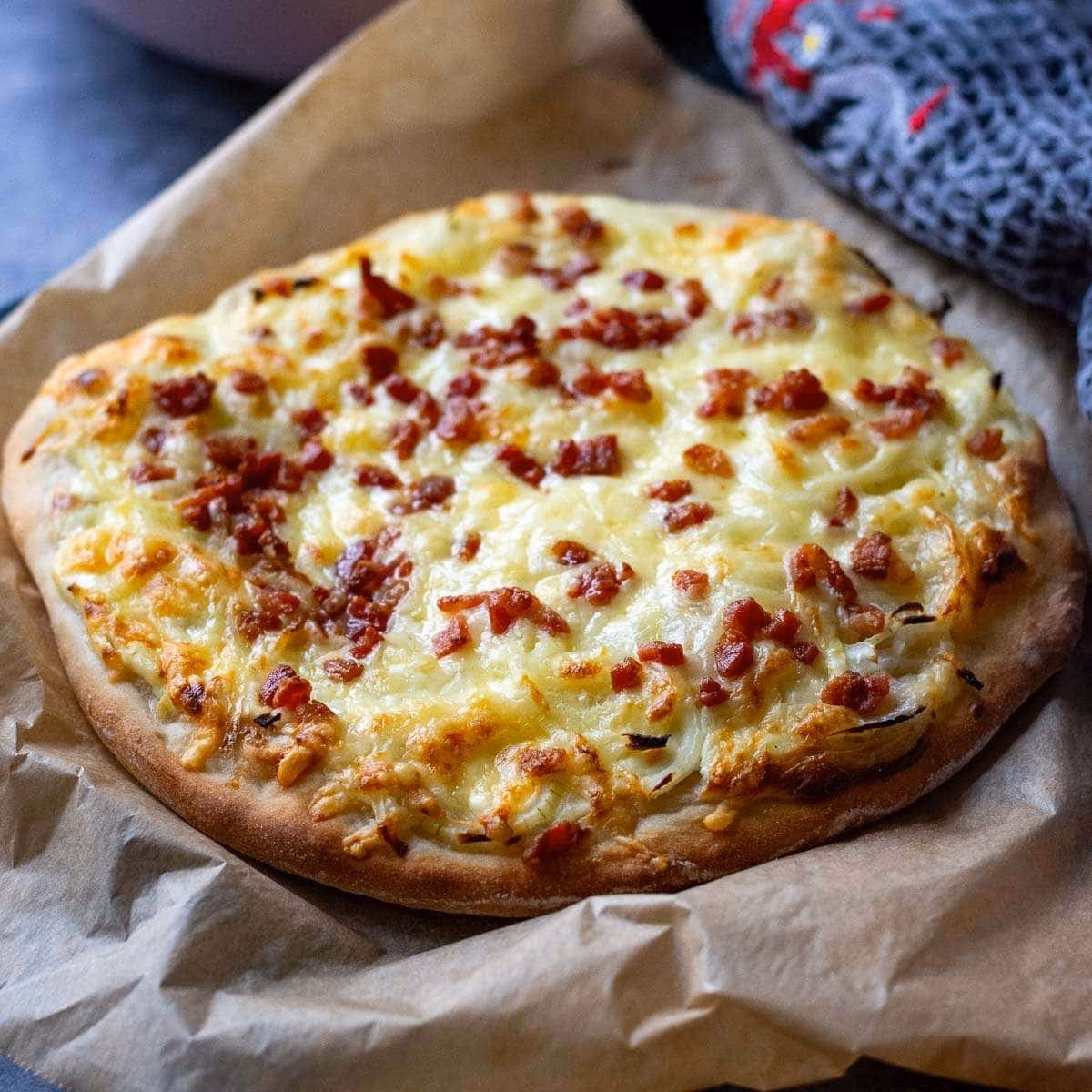 What goes well with a caramelized onion pizza?