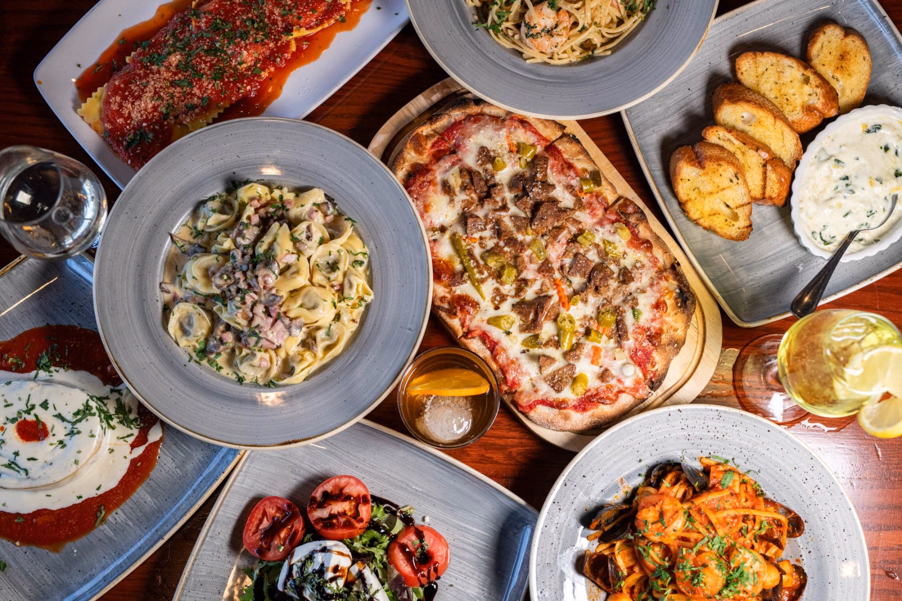 Where is Trattoria Di Carlo & pizzeria in Oak Creek?