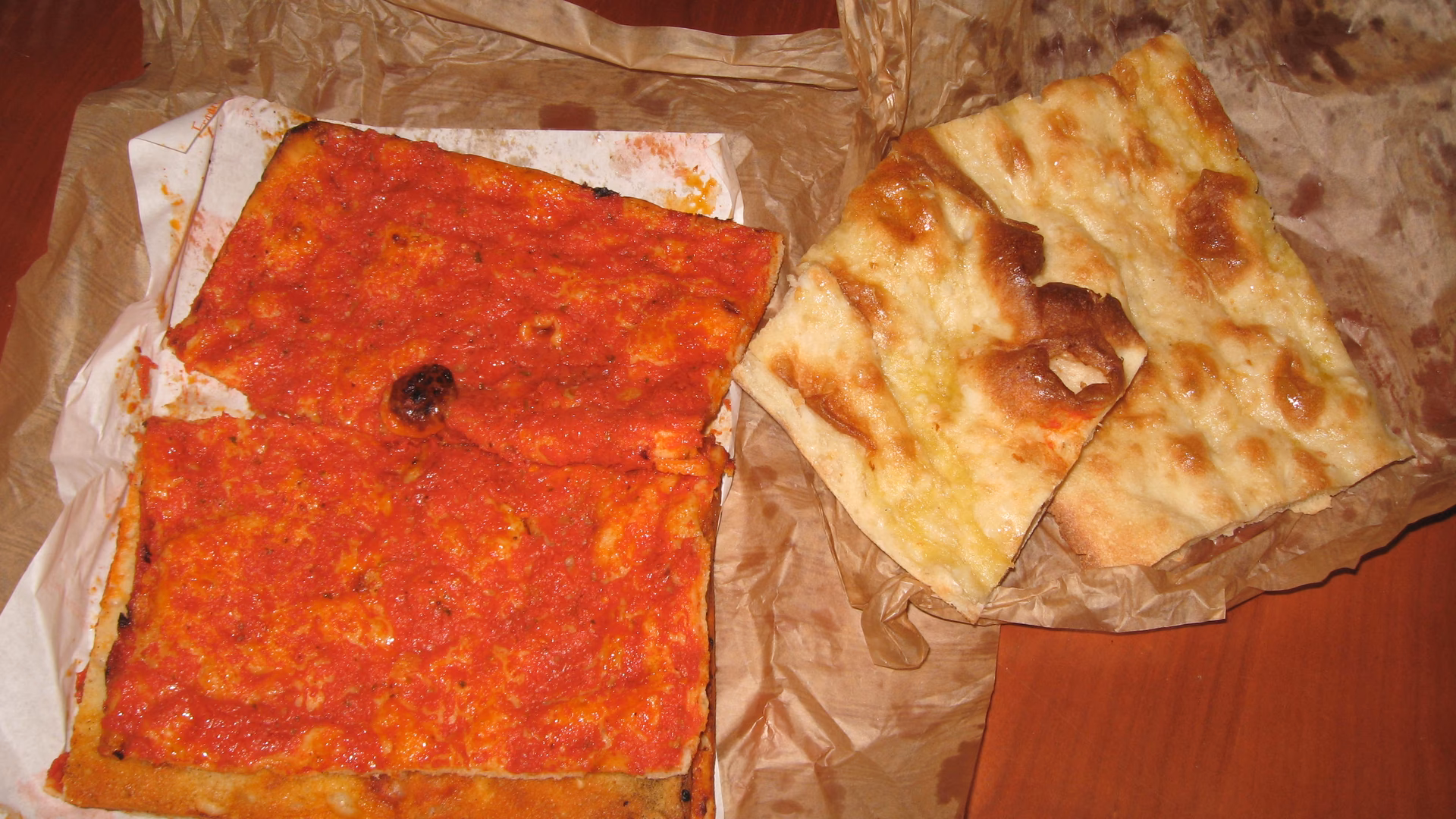 What is the difference between red and white pizza sauce?