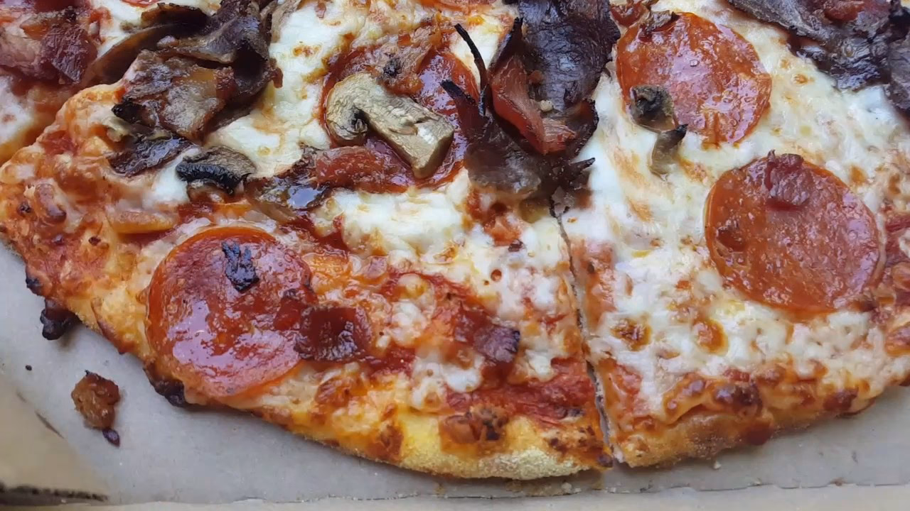 Are Domino's sauces thick and robust?