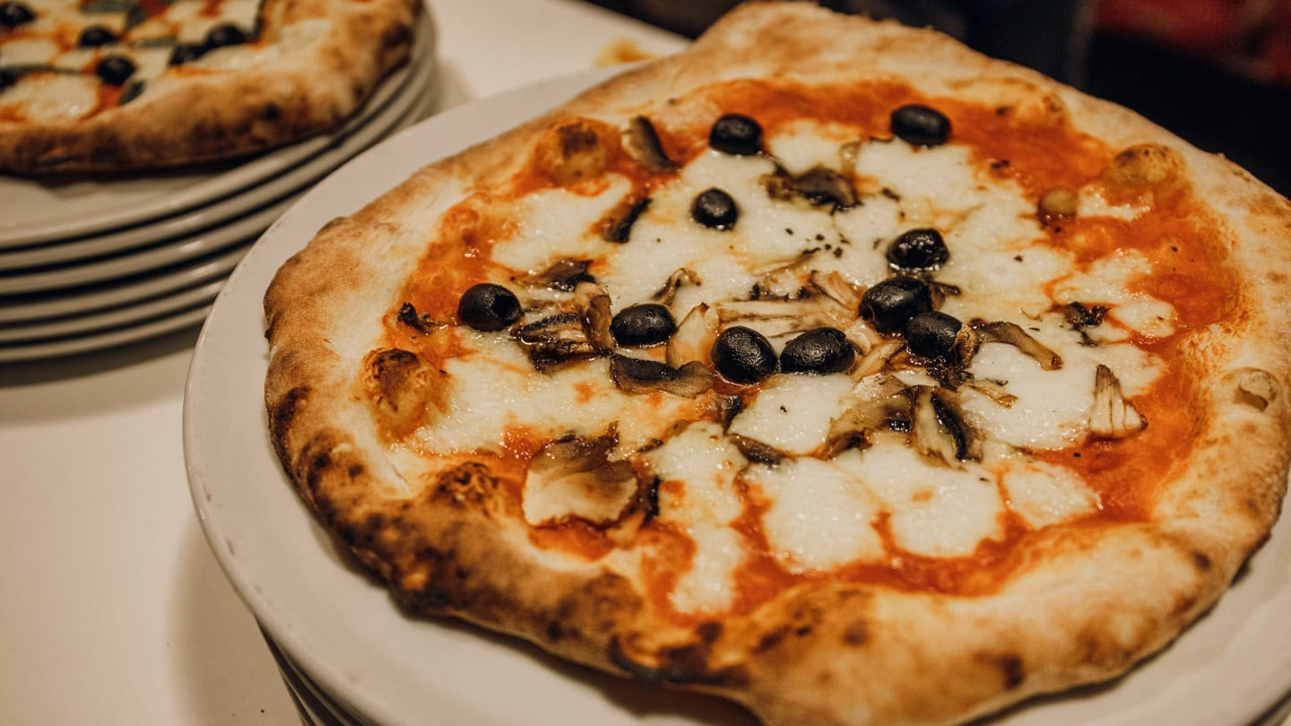 How do you make a Neapolitan pizza?