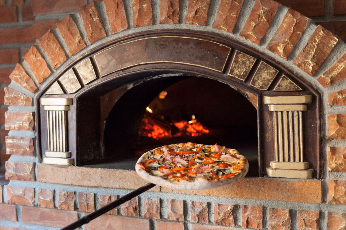 Quels outils sont nécessaires pour un four à pizza ?