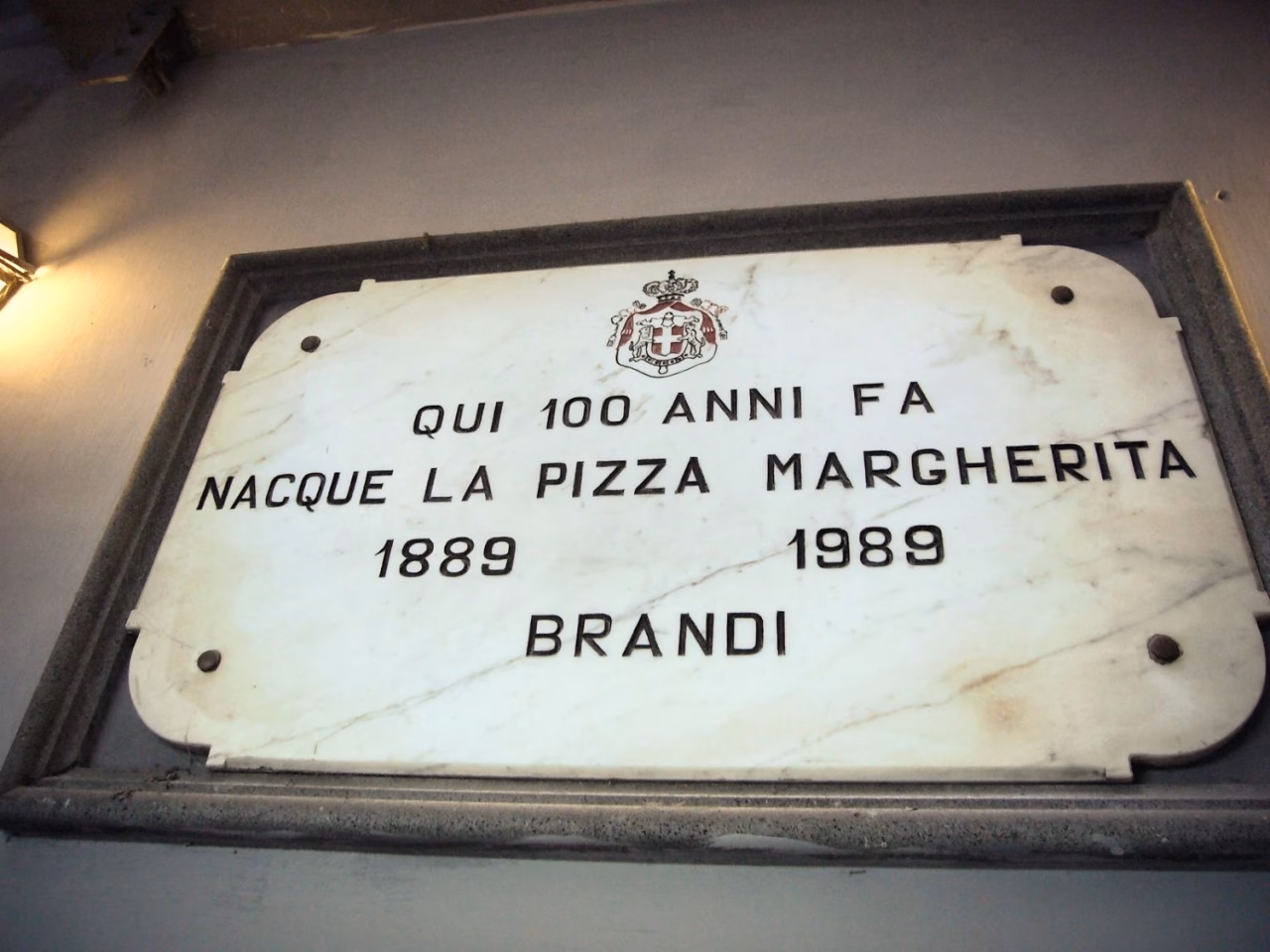 What makes Naples a great place to eat pizza?