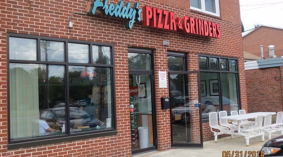 What can you do at Freddy Fazbear's pizzeria?