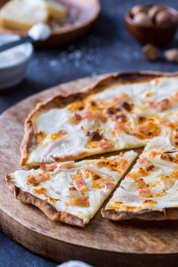 Does tarte flambée look like a pizza?
