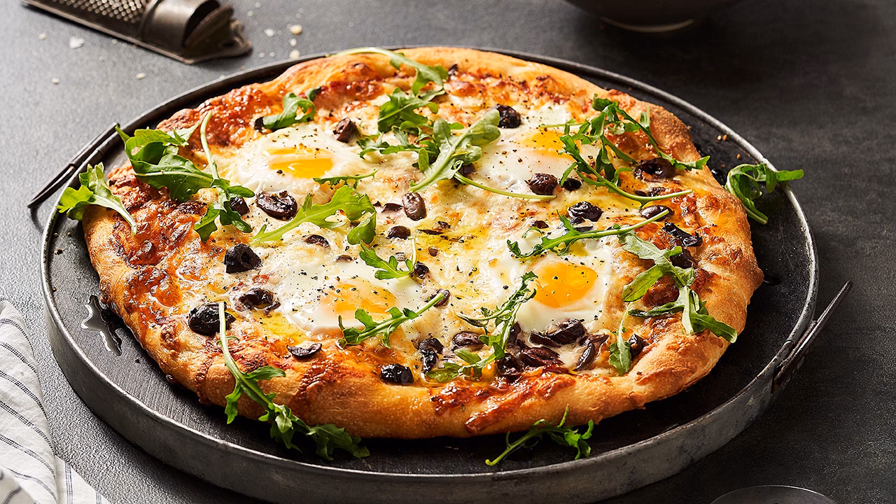 How do you cook egg on a pizza?