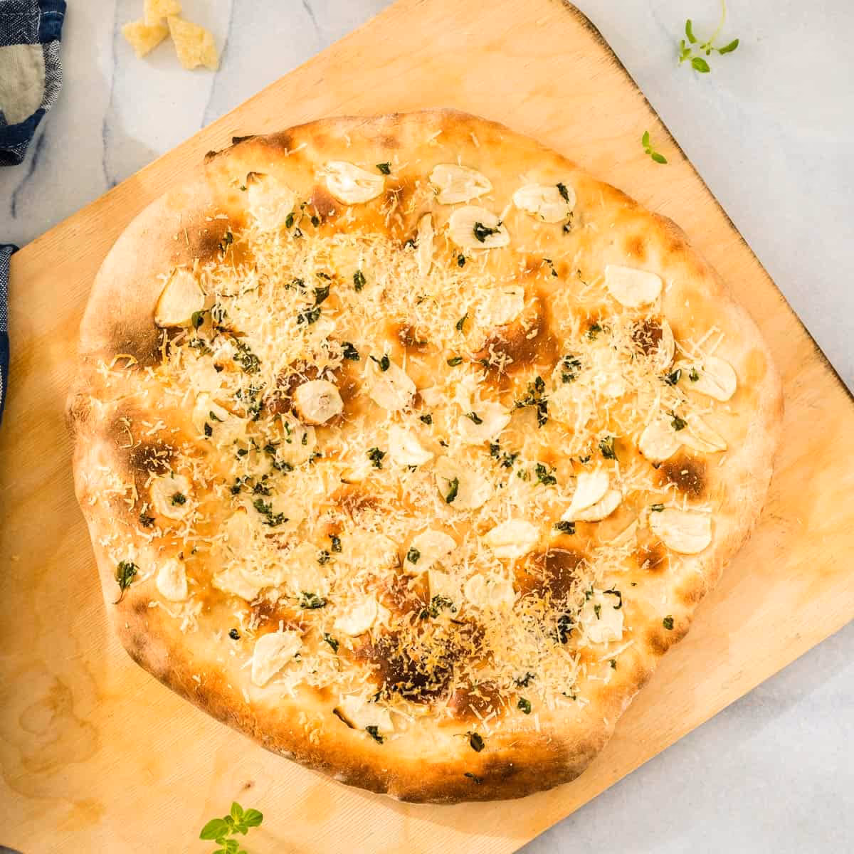 What is cheesy garlic pizza?
