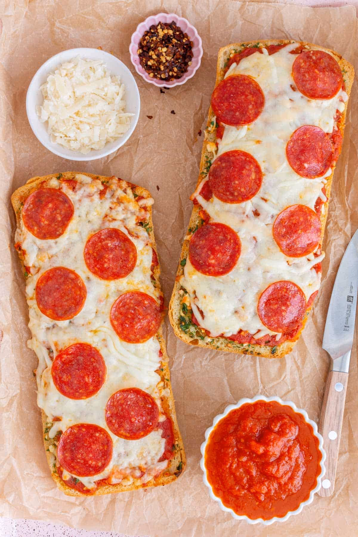 How to make pizza on garlic bread?