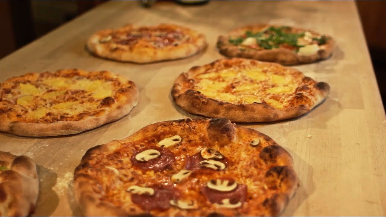 Welche Rolle spielt die Hefe beim Backen von Pizza im Holzofen?