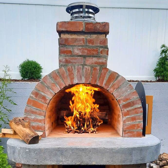 How many pizzas can a large gas pizza oven hold?