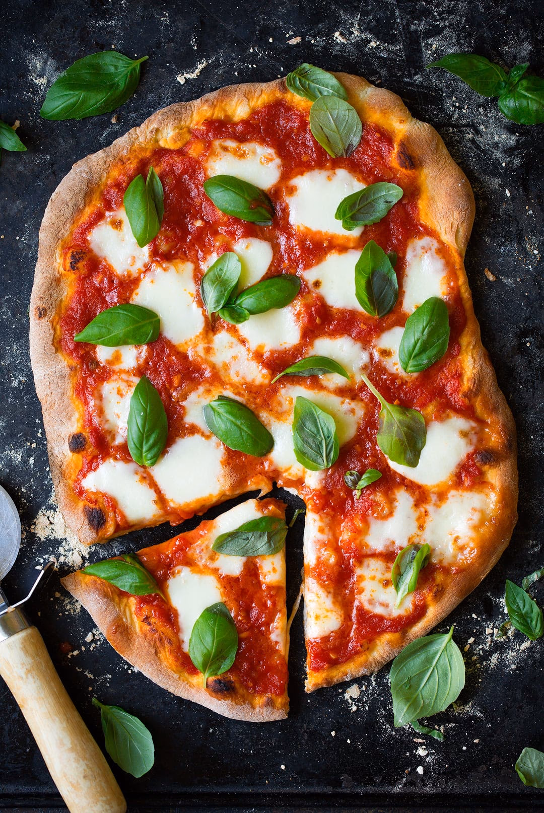 What ingredients are in a Margherita pizza?