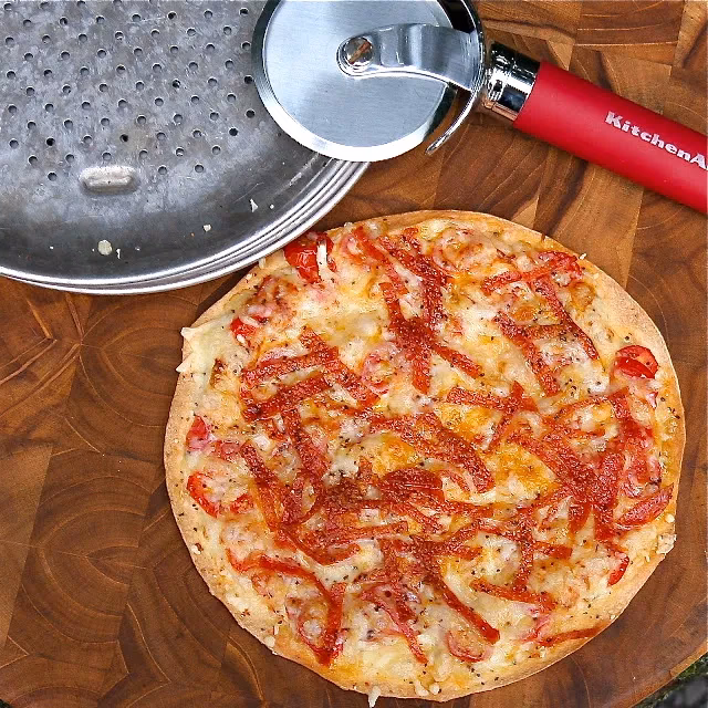 How do you make tortilla pizza crisp?