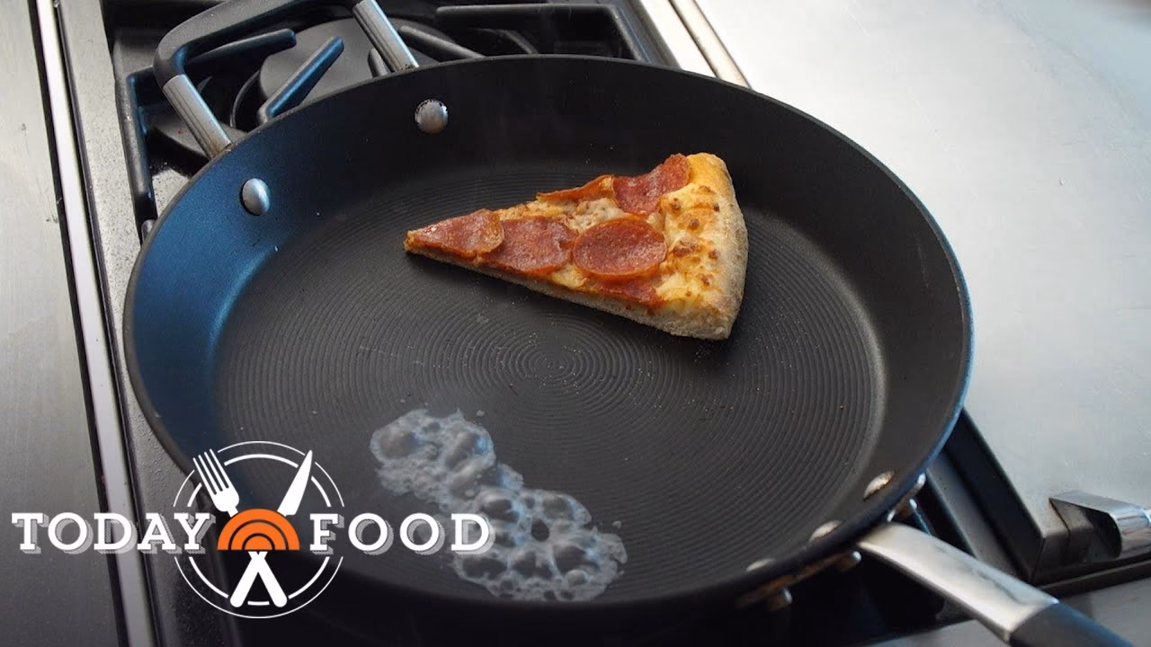 How to reheat pizza in a skillet?