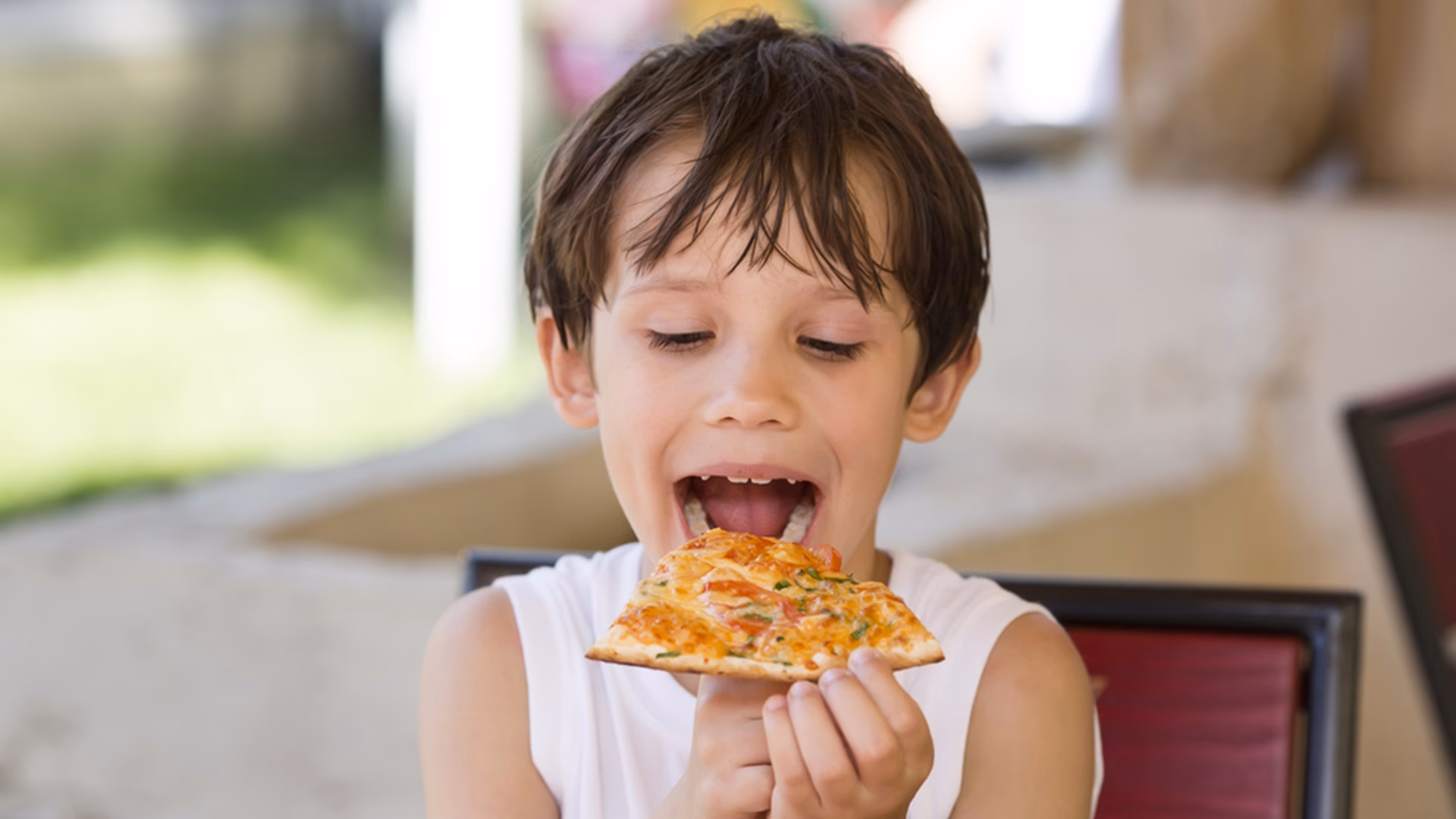 How should one eat a pizza?