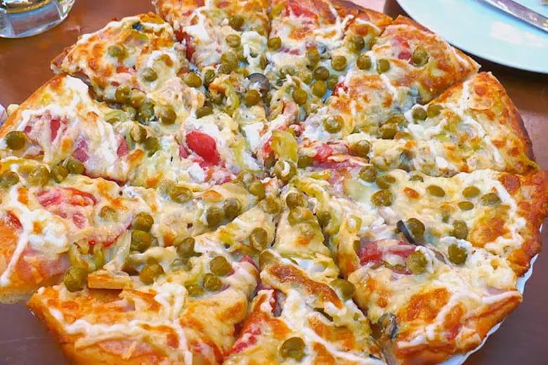 Do you squirt mayonnaise on pizza?