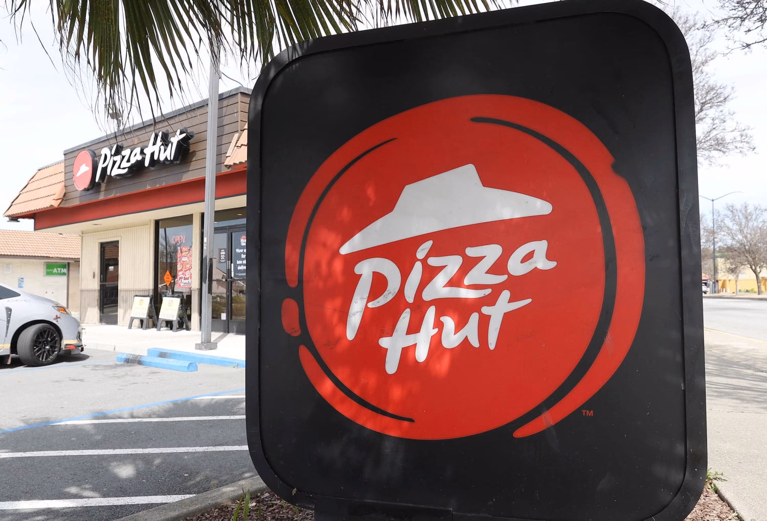 Is Pizza Hut open on New Year's Day?
