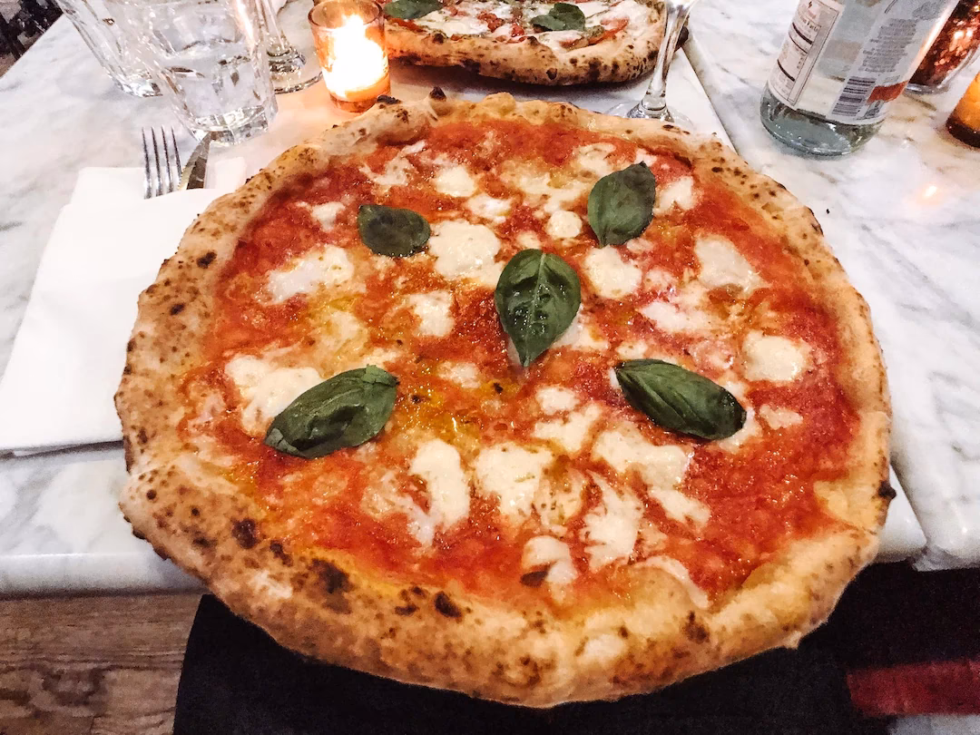 What is a traditional Italian pizza?