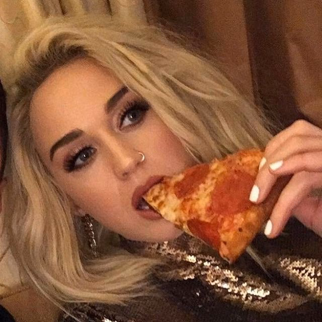Did Katy Perry eat pizza on American Idol 2022?