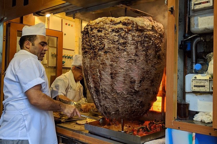 Why is Istanbul famous for döner kebabs?
