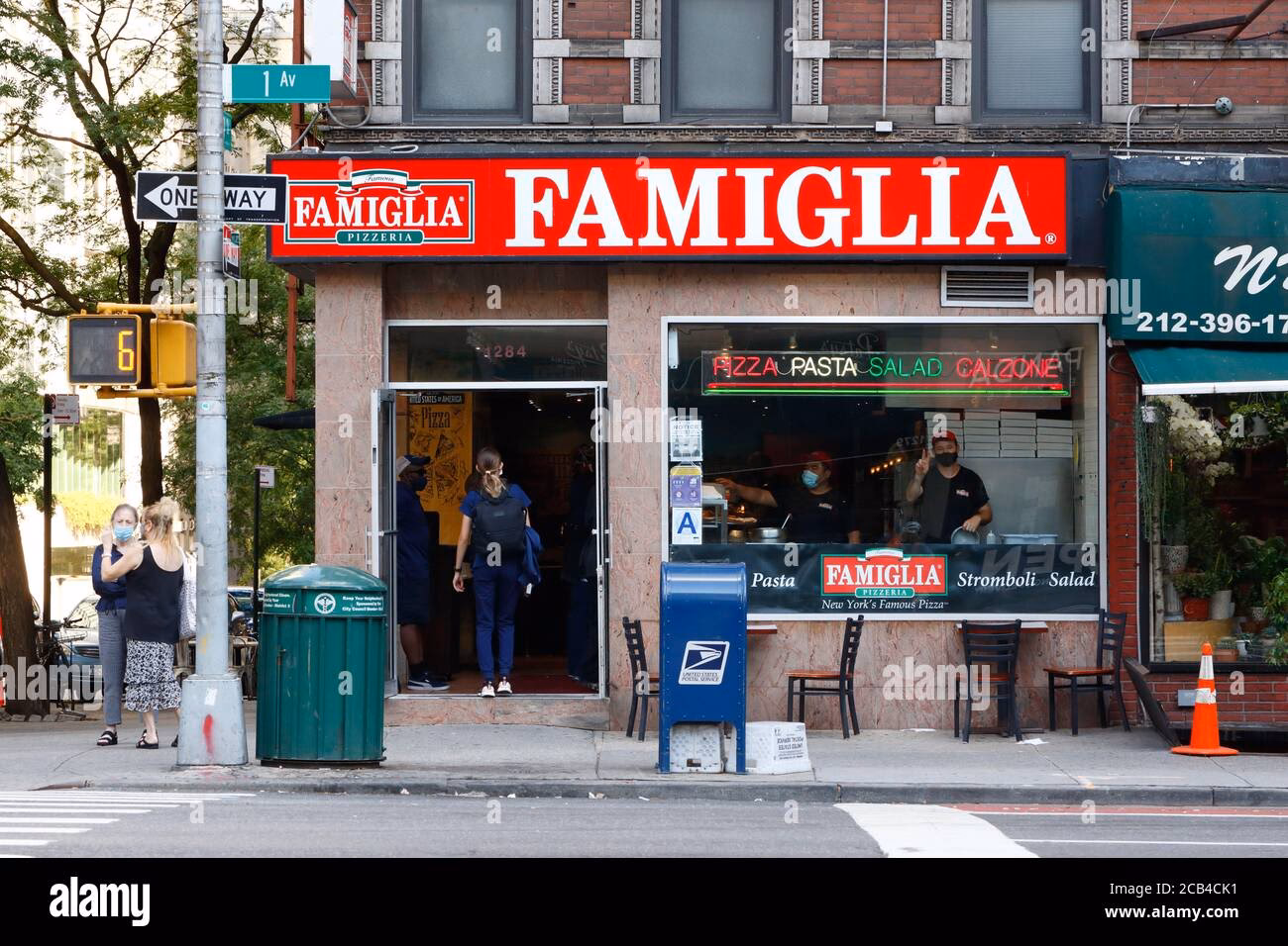 Does Famous Famiglia pizza accept credit cards?