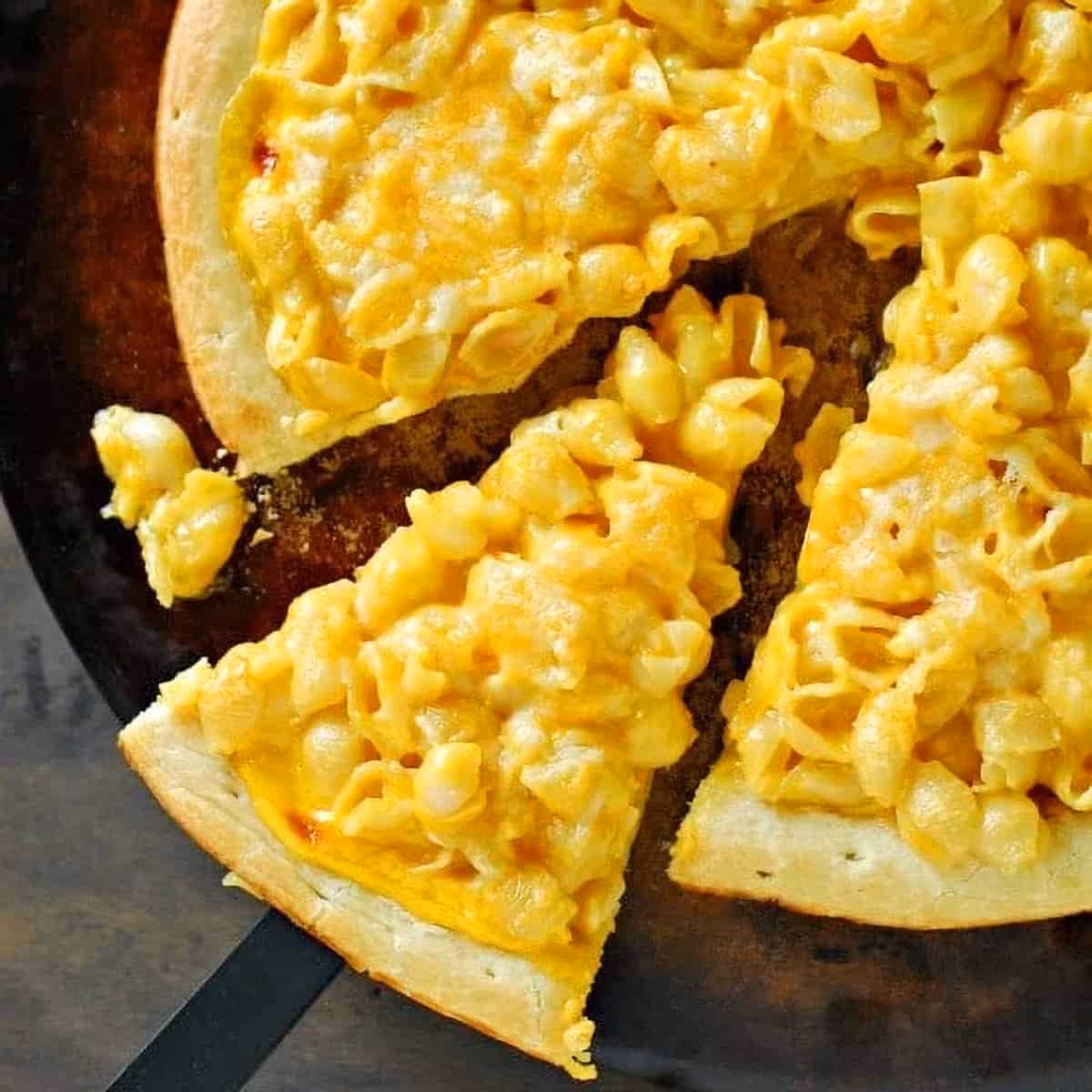 Should you eat macaroni and cheese pizza?