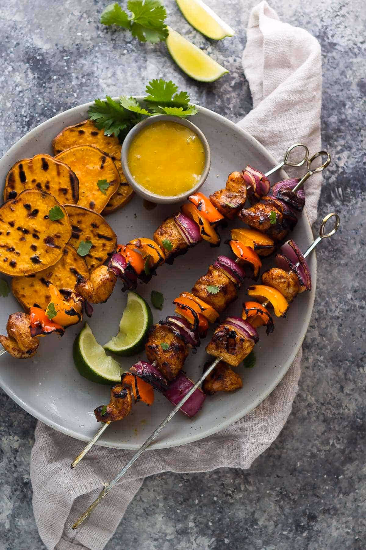 How do you cook chicken skewers with mango chutney?