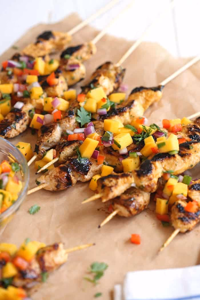 How do you cook chicken skewers with mango chutney?