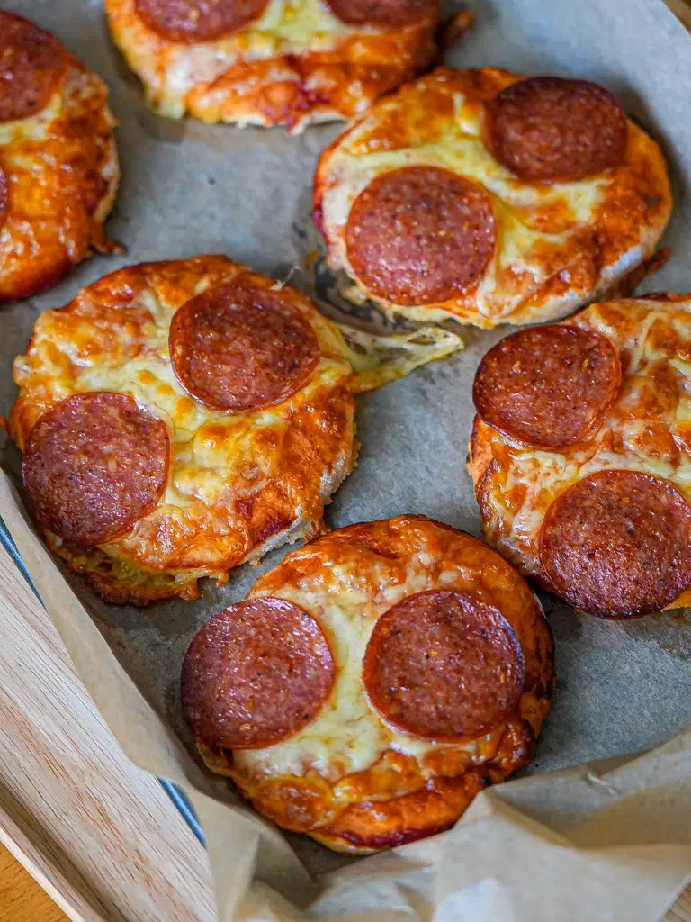 How long does it take to make a mini pizza?
