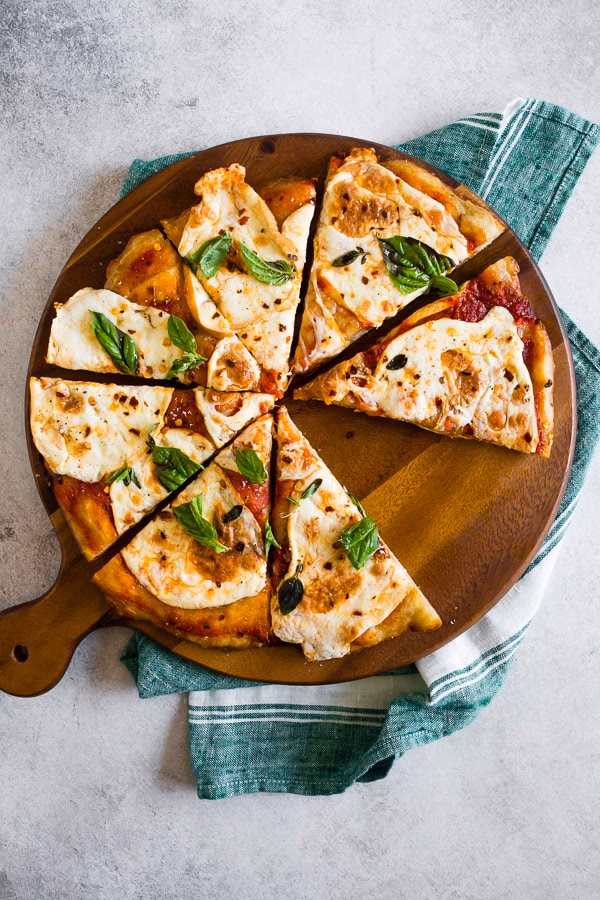 Comment faire une pizza au saumon fumé et à la mozzarella ?