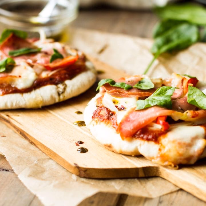 How do you cook a ham & smoked mozzarella pizza?