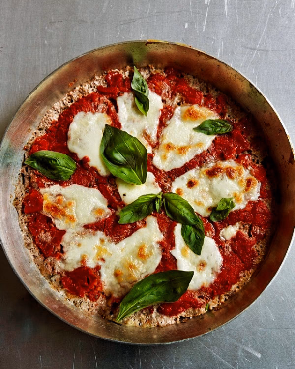 How many ingredients are in Nigella Lawson's pizza?