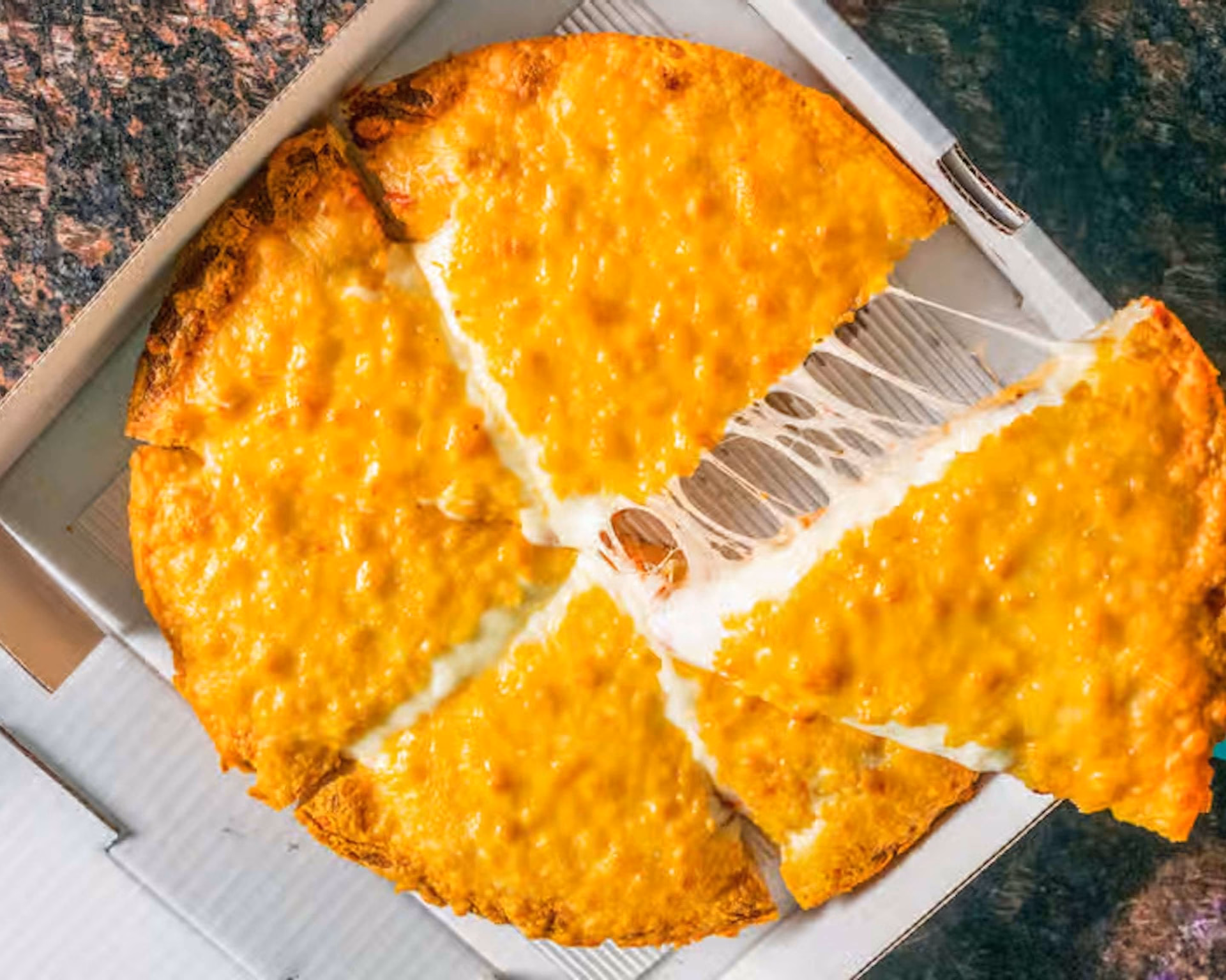 Where is pizza Nikkos at 4279 Boul?