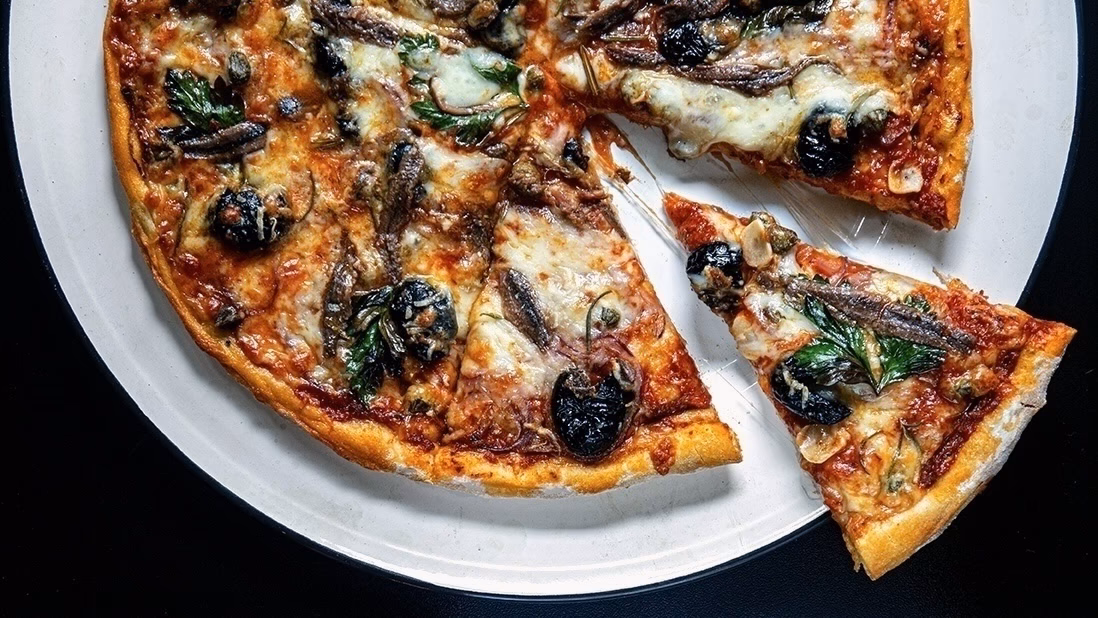 Comment ajouter les olives sur la pizza aux anchois et câpres?