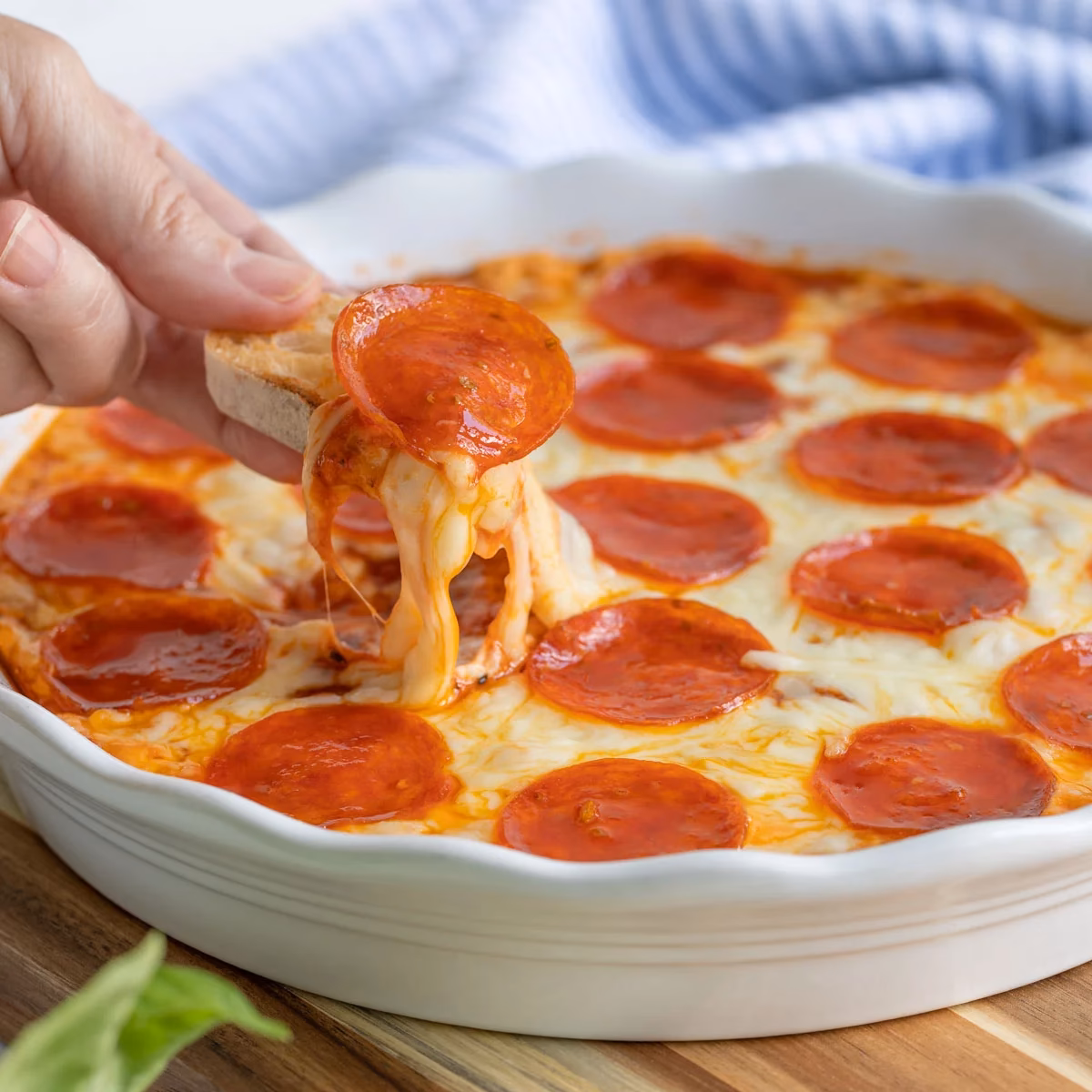 How do you make a cheesy pizza dip?