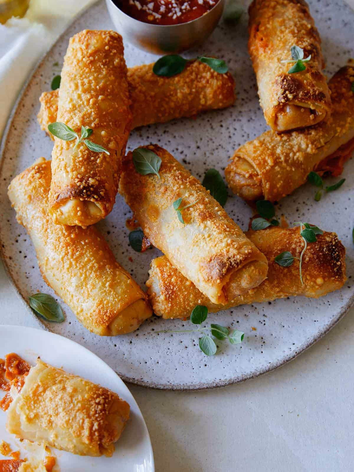 How to make pizza egg rolls?