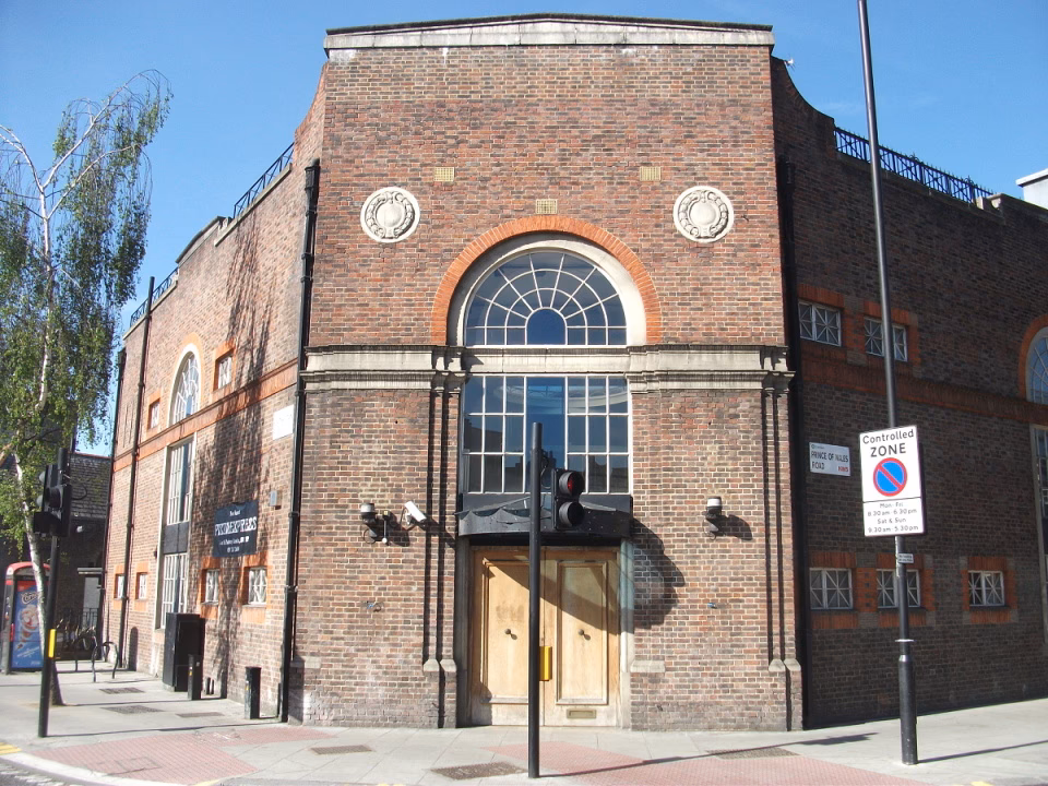 Where can I get pizza delivered to Camden Parkway?