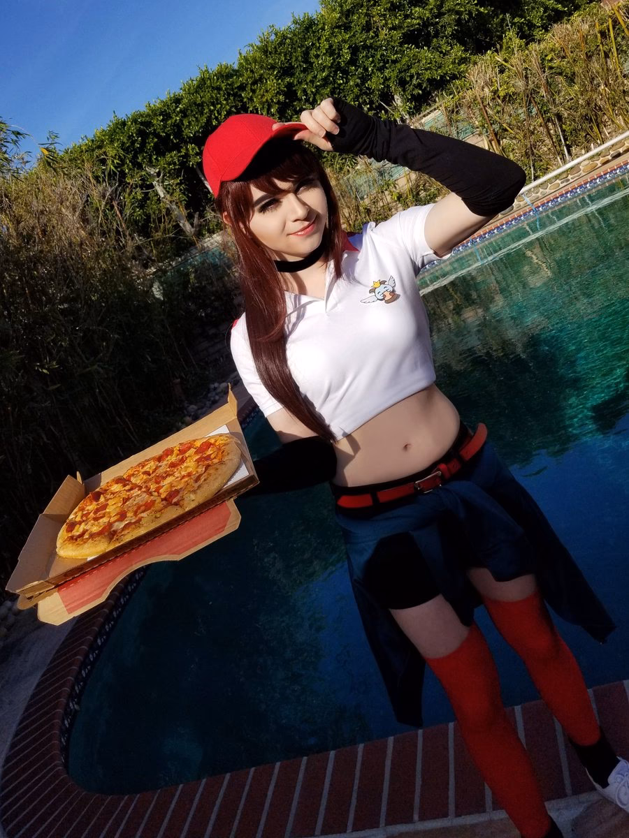 Who is the fastest pizza delivery girl in the world?