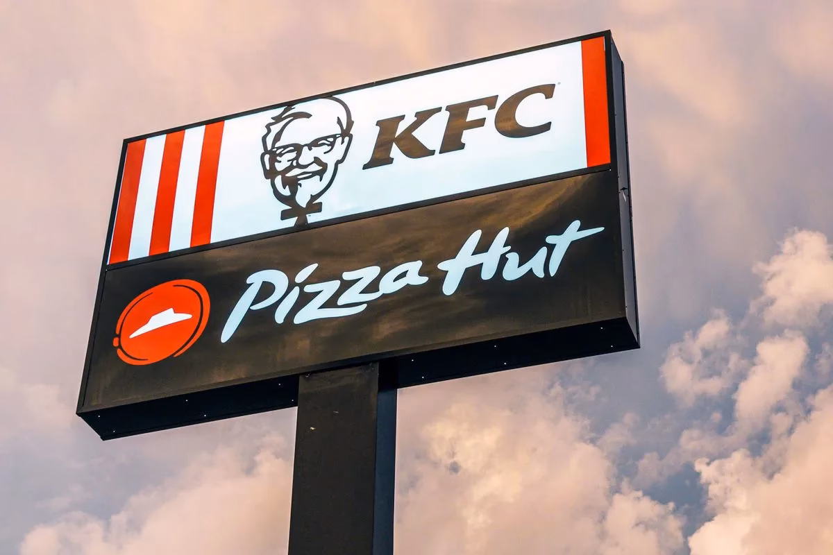Кому принадлежит Pizza Hut?