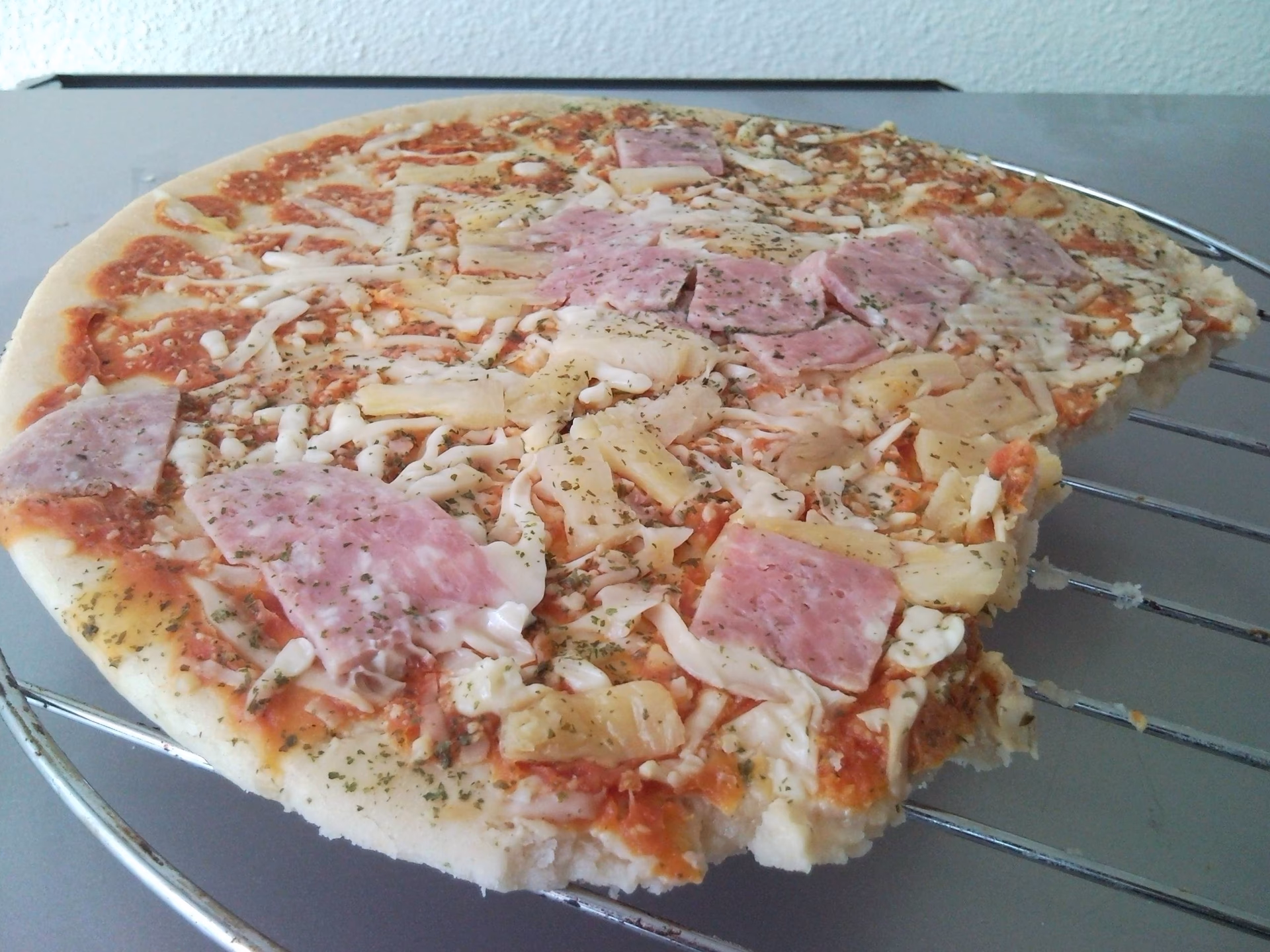 What temperature should a pizza be cooked at?