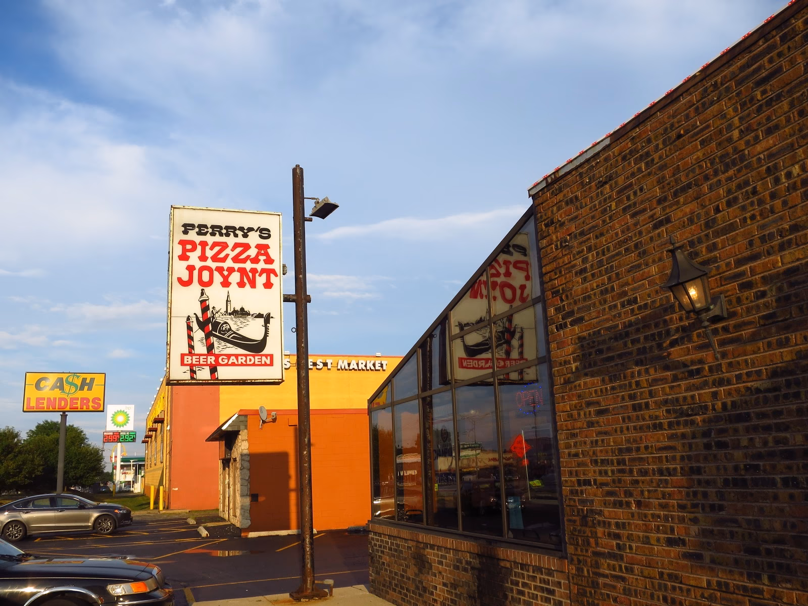 Where is pizza Joynt located?