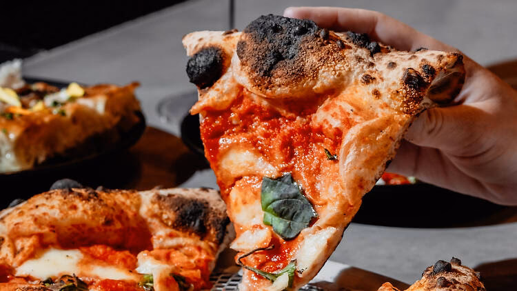 Which Las Vegas restaurant has the largest slice of pizza?