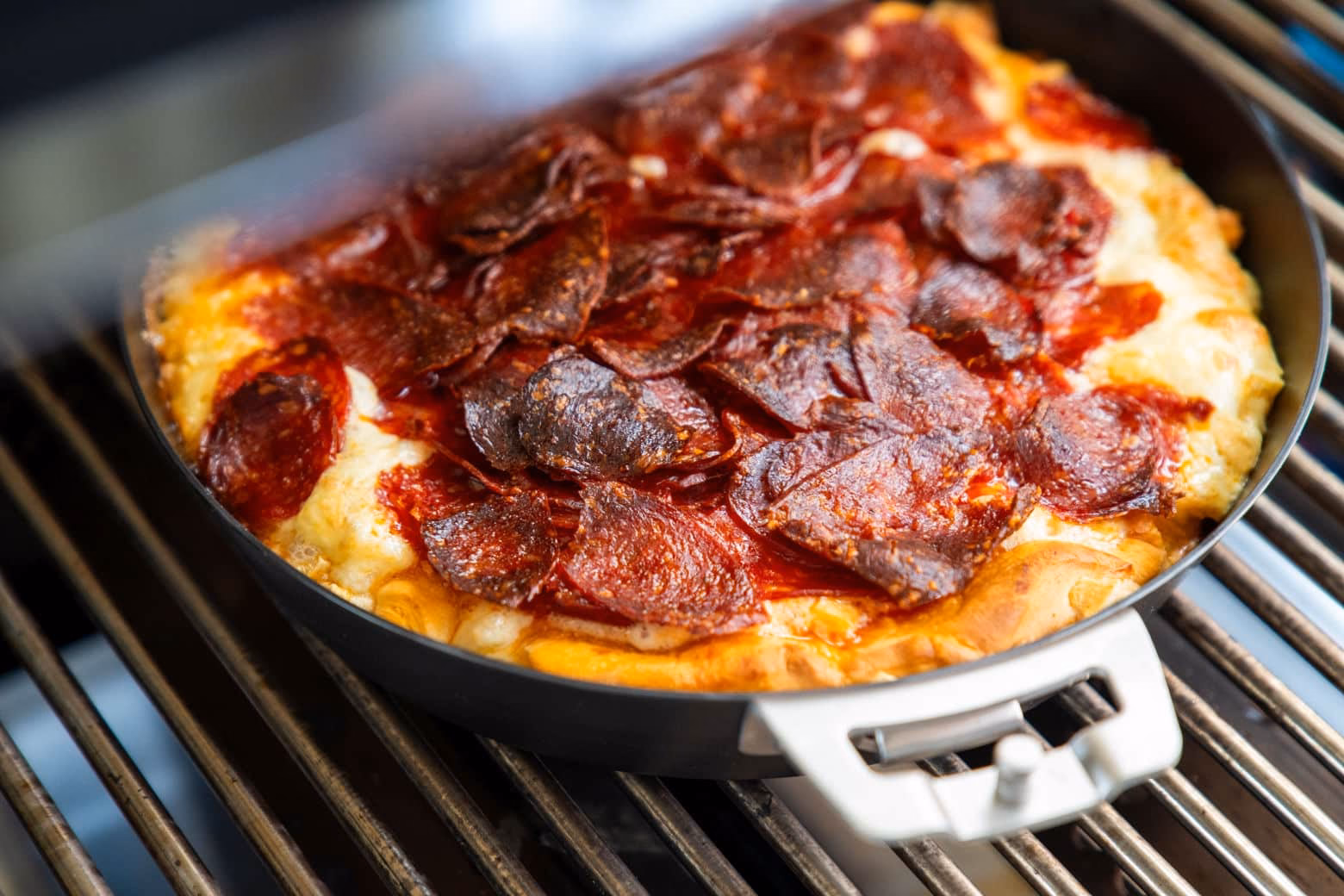 Kann man Pizza in der Pfanne erwärmen?