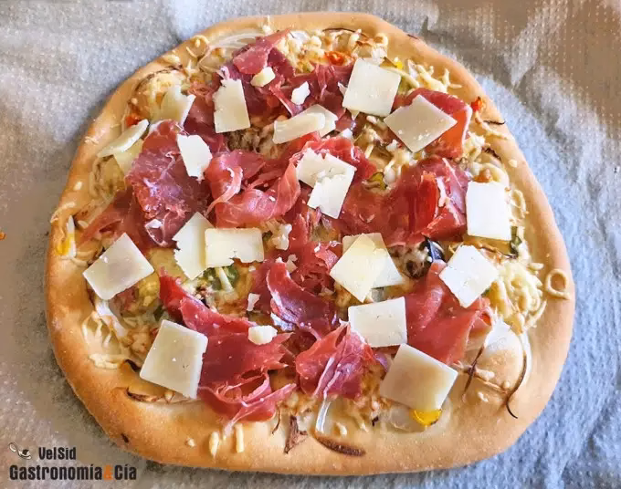 ¿Qué tipo de tomates se utilizan en la salsa de una pizza napolitana?