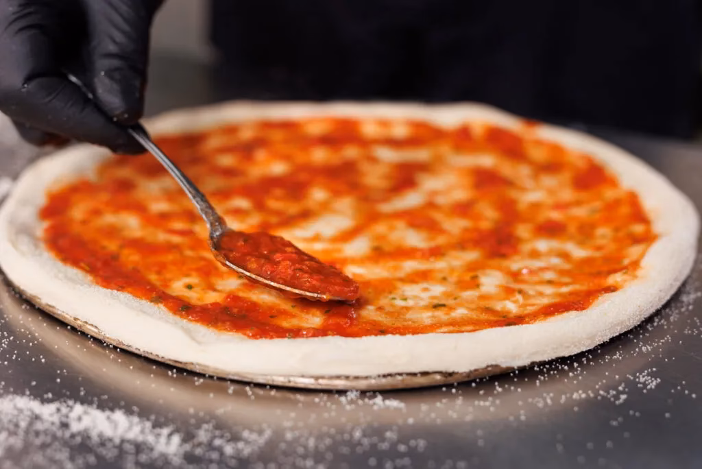 Wie mache ich Tomatensauce für eine Pizza?